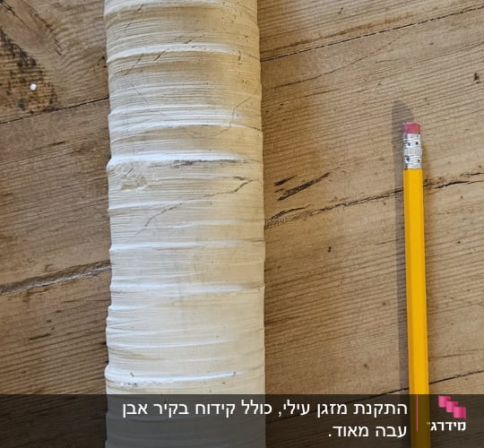 גליל חרס על שולחן עץ עם עיפרון צהוב